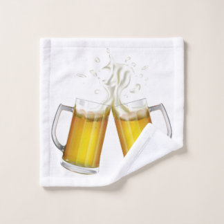 Zwei Tasse mit einem leichten Bier. Waschlappen