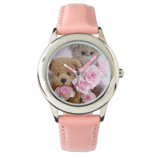 zwei Teddybären, die Rose-Mädchenuhr halten Armbanduhr