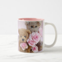 zwei Teddybären, die Rosenkaffee-Tasse halten