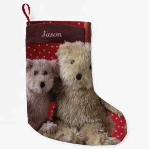 Zwei Teddybären in einem roten Stuhl Kleiner Weihnachtsstrumpf