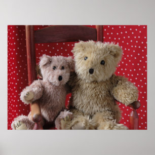 zwei Teddybären in einem roten Stuhlplakat Poster
