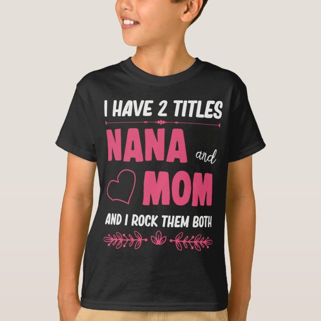 Zwei Titel Nana und Mama Proud Oma T-Shirt (Vorderseite)