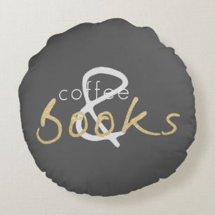 Zwei Tonbücher und ein kaffeliches Kissen