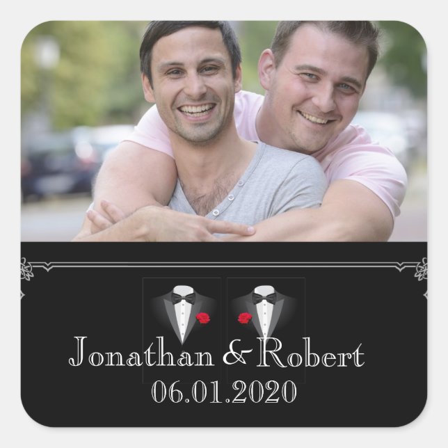 Zwei Tuxedos mit Rote Rose Gay Wedding Quadratischer Aufkleber (Vorderseite)