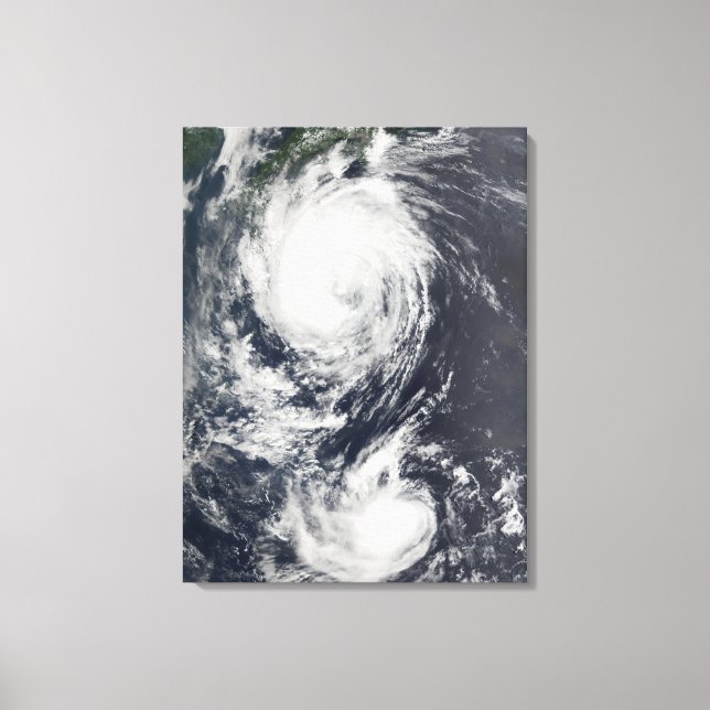 Zwei Typhoon-Systeme nähern sich dem Fernen Osten Leinwanddruck (Vorderseite)