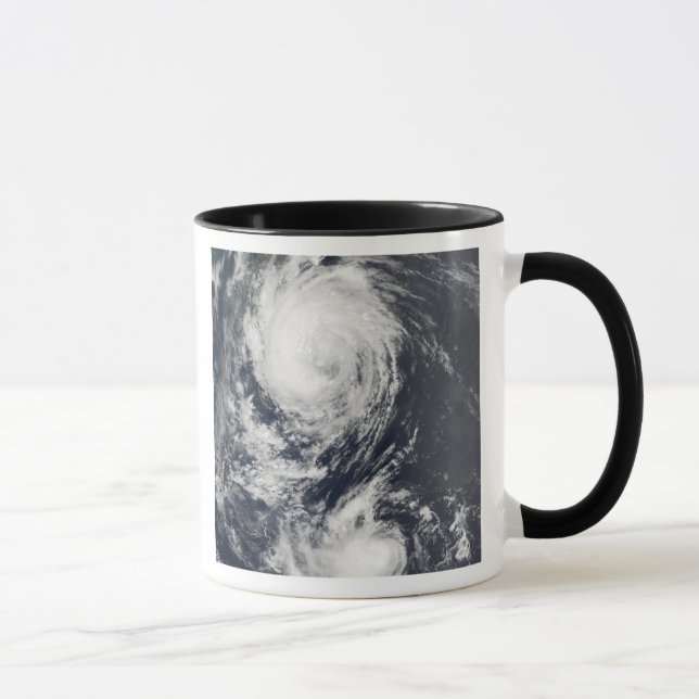 Zwei Typhoon-Systeme nähern sich dem Fernen Osten Tasse (Rechts)