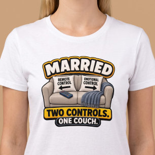 Zwei Verheiratete, eine Couch, lustig T-Shirt