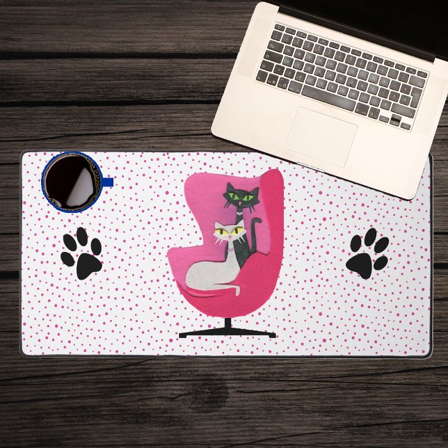 Zwei Vintage Cat-Button-Druckpunkte Schreibtischunterlage (Black and white Atomic cats sitting in pink chair black cat paw prints on pink dotted white desk mat)