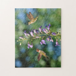 Zwei Vögel fliegen mit Blume