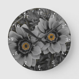 Zwei vom gleichen Schlag Runde Wanduhr