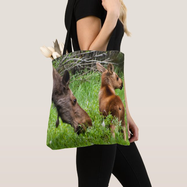Zwei wachsame Elch-Mutter und Baby Tasche (Von Nahem)