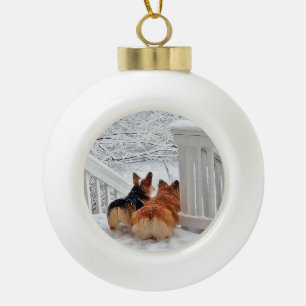 Zwei WaliserCorgis in der Schnee-Verzierung Keramik Kugel-Ornament