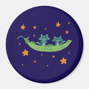 Zwei Waschbären in einer Erbsenschote   Whimsical  Magnet