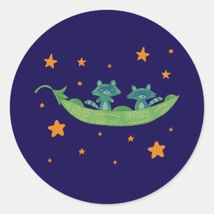 Zwei Waschbären in einer Erbsenschote Whimsical Runder Aufkleber