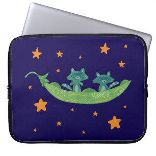 Zwei Waschbären in einer Erbsenschote   Whimsische Laptopschutzhülle