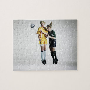 Zwei weibliche Fußballspieler in der Überschrift