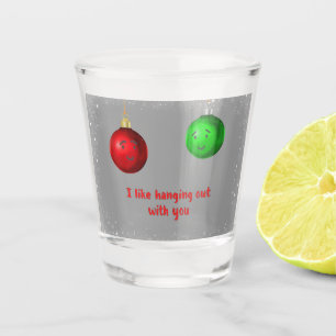 Zwei Weihnachtsgeschmucke verbringen ihren Urlaub Schnapsglas