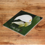 Zwei weiße Calla Lilies Floral Fliese<br><div class="desc">Für Blume und Pflanze Liebhaber! Keramik Kachel, die ein Foto von zwei, prächtigen, weißen Calla Lilies und ihre grüne Blätter. Ein schönes, blumengeschmücktes Design! Wählen Sie Ihre Kachelgröße aus. Macht eine hübsche Küche trivet!</div>