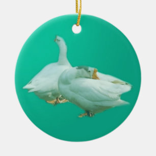zwei weiße Gänse im blauen Hintergrund Keramik Ornament