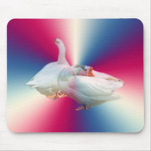 zwei weiße Gänse in fantasievollem Hintergrund. Mousepad