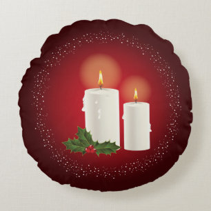 Zwei weiße Kerzen auf Rot mit Weihnachtsholly Rundes Kissen