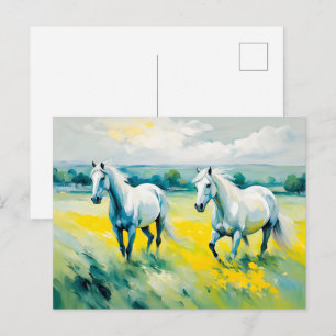 Zwei weiße Pferde, die durch gelbe Blumen laufen Postkarte