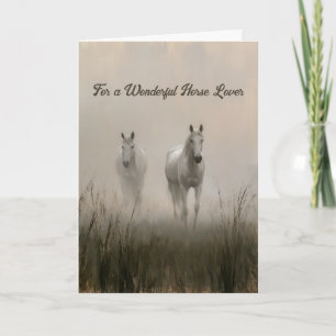 Zwei weiße Pferde in einem nebligen Wiesenbild Karte