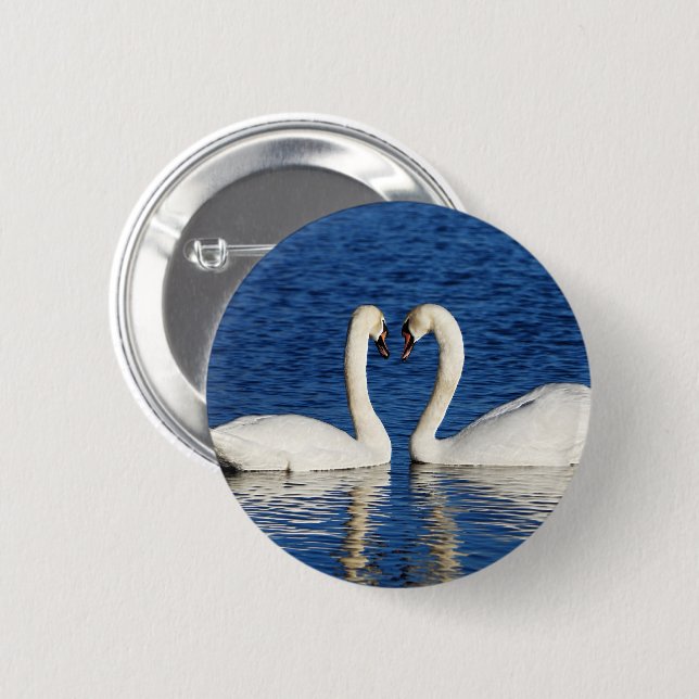 Zwei weiße Schwäne bilden das Herz-Zeichen Button (Vorne & Hinten)