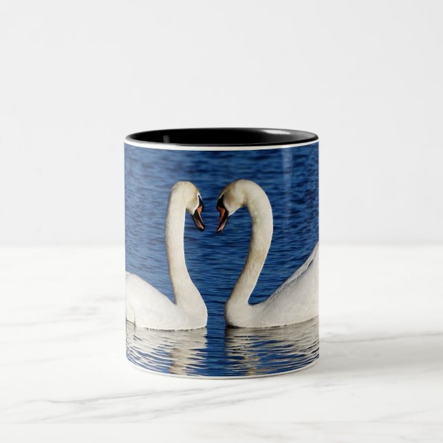 Zwei weiße Schwäne formen Herzzeichen Zweifarbige Tasse (Mittel)