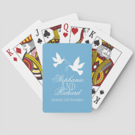Zwei weiße Tauben blaue Hochzeitskarten spielen Spielkarten