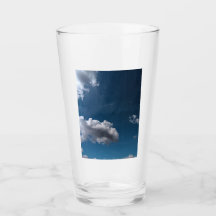Zwei weiße Wolken auf einem blauen Himmel