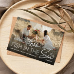 Zwei weniger Fische im Foto Save the Date<br><div class="desc">Moderne Ankündigung Datum freihalten mit einem Foto von Ihnen und Ihrem Partner,  dem niedlichen Sprichwort "zwei weniger Fische im Meer",  2 Seestern,  Ihren Namen und Ihrem zukünftigen Hochzeitstag.</div>