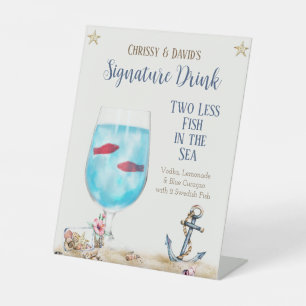 Zwei weniger Fische im Meer Signature Drink-Zeiche Sockelschild