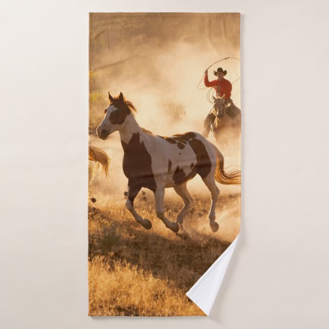 Zwei Western Cowboys reiten Pferde und springen wi Badehandtuch (Badehandtuch)