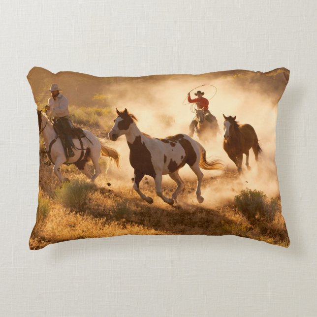 Zwei Western Cowboys reiten Pferde und springen wi Dekokissen (Vorderseite)