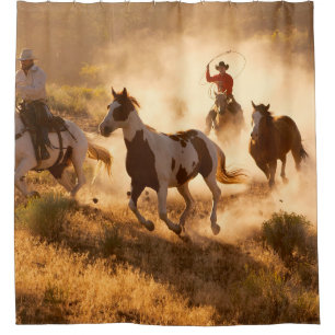 Zwei Western Cowboys reiten Pferde und springen wi Duschvorhang