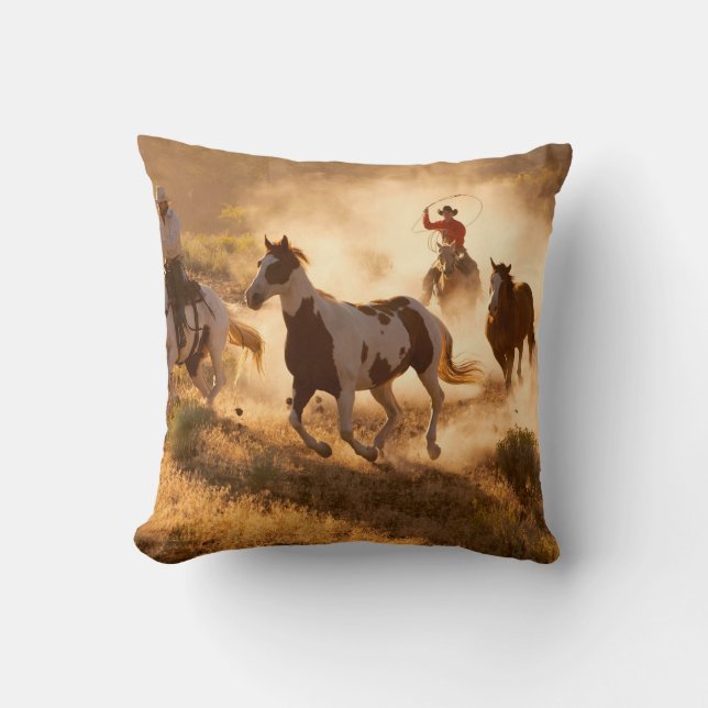 Zwei Western Cowboys reiten Pferde und springen wi Kissen (Vorderseite)