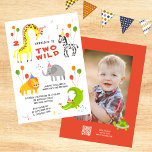 Zwei Wild-2. Geburtstag Safari Tiere Niedliches Fo Einladung<br><div class="desc">Zwei Wild 2. Geburtstag Safari Tiere Niedlich Kids Foto Einladungen Eingeladen beinhaltet whimsical Giraffe, Elefant, Löwe, Zebra und Krokodil, niedliche und farbenfrohe wilde Tiere mit dem Text "Two Wild" in modernen orange Typografie-Skript mit der Zahl 2, Ballons und Konfetti betont. Ideal für Jungen oder Mädchen Kinder zum zweiten Geburtstag feiern....</div>