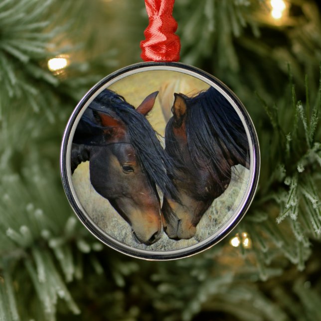 Zwei wilde Mahogany Bay Pferde berühren Nasen Ornament Aus Metall (Baum)
