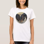 Zwei Wildpferde T-Shirt<br><div class="desc">Ein Paar braune Wildpferde,  die einen zarten Moment in einem grasbewachsenen Feld teilen. Diese beiden braunen Lackpferde sind leicht zu sehen,  wie sie sich gegenseitig fesselnd füttern und sich gegenseitig in Gesellschaft genießen. Ihre tousgeführten Mähne wehen in der Brise. Power,  Freundlichkeit und Freiheit zeigen. Ideal für Pferdefreunde.</div>