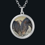 Zwei Wildpferde Versilberte Kette<br><div class="desc">Ein Paar braune Wildpferde, die einen zarten Moment in einem grasbewachsenen Feld teilen. Diese beiden braunen Lackpferde sind leicht zu sehen, wie sie sich gegenseitig fesselnd füttern und sich gegenseitig in Gesellschaft genießen. Ihre tousgeführten Mähne wehen in der Brise. Power, Freundlichkeit und Freiheit zeigen. Ideal für Pferdefreunde.</div>
