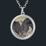 Zwei Wildpferde Versilberte Kette<br><div class="desc">Ein Paar braune Wildpferde,  die einen zarten Moment in einem grasbewachsenen Feld teilen. Diese beiden braunen Lackpferde sind leicht zu sehen,  wie sie sich gegenseitig fesselnd füttern und sich gegenseitig in Gesellschaft genießen. Ihre tousgeführten Mähne wehen in der Brise. Power,  Freundlichkeit und Freiheit zeigen. Ideal für Pferdefreunde.</div>