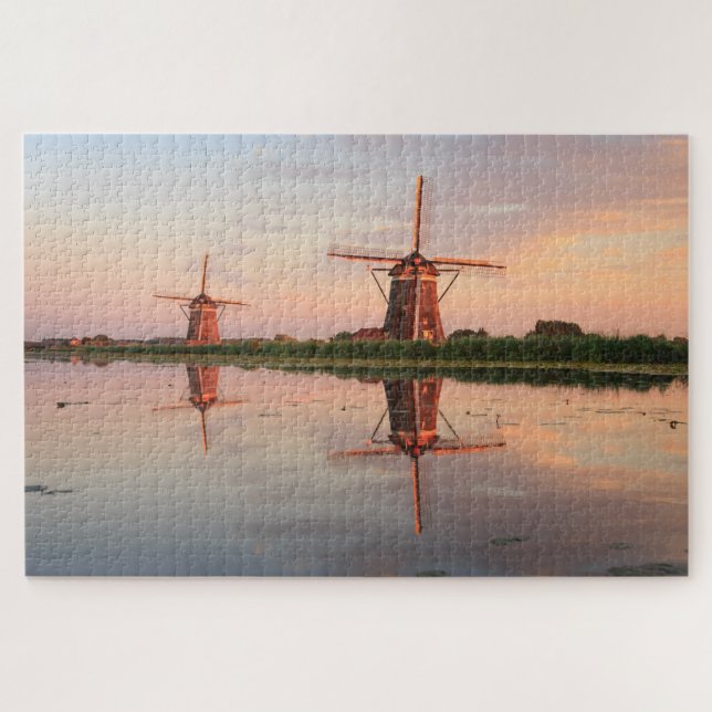 Zwei Windmühlen mit Reflektion bei Sonnenuntergang (Horizontal)