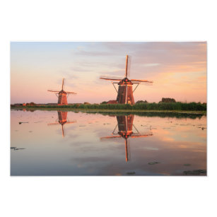 Zwei Windmühlen mit Reflektion bei Sonnenuntergang Fotodruck