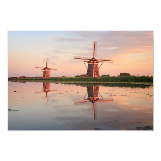 Zwei Windmühlen mit Reflektion bei Sonnenuntergang Fotodruck (Vorne)