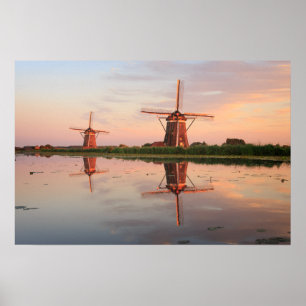 Zwei Windmühlen mit Reflektion bei Sonnenuntergang Poster