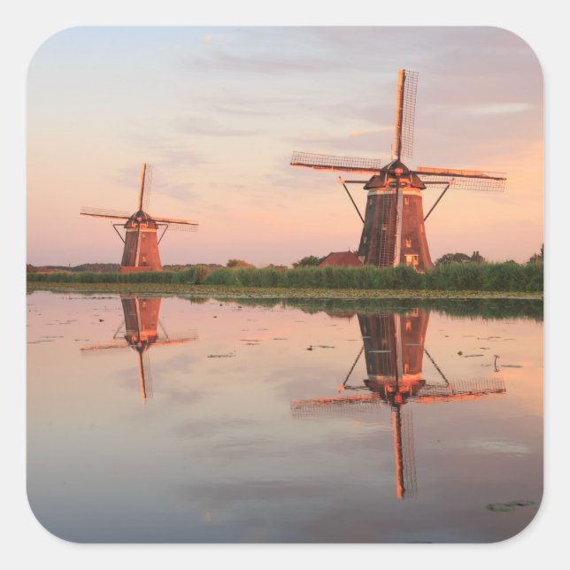 Zwei Windmühlen mit Reflektion bei Sonnenuntergang Quadratischer Aufkleber (Vorderseite)