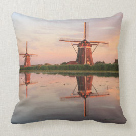 Zwei Windmühlen mit Reflexion am Sonnenuntergang Kissen