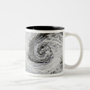 Zwei Wirbelstürme gebildet im Tandem südlich von Zweifarbige Tasse