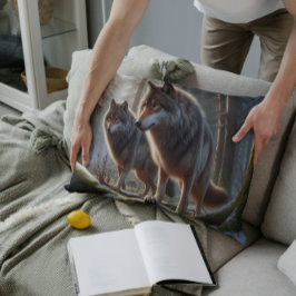 Zwei Wölfe in einem Wald: Majestic Wildlife Dekokissen